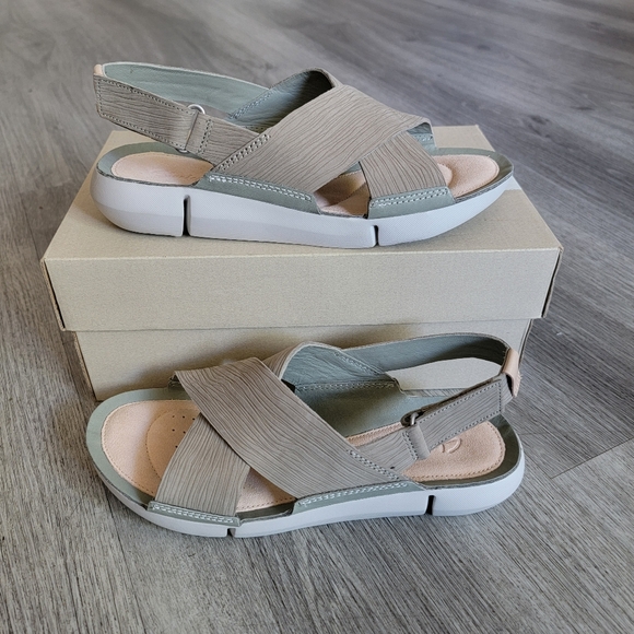 Clarks Women's Teigenic Chloe Sandal - Picture 1 of 9
